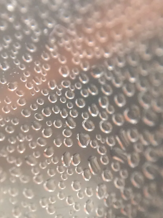 Gouttelettes d’eau de condensation sur une vitre en gros plan